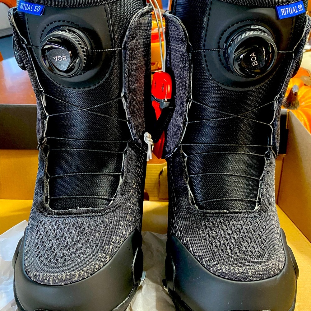 Brand new Women’s Burton ritual step on snowboarding boots. 7.5